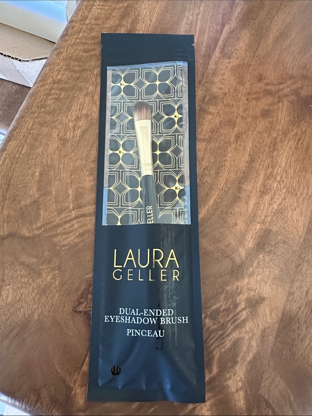 🆕 Laura Geller Dual-ended Eyeshadow Brush Pinceau - still sealed.